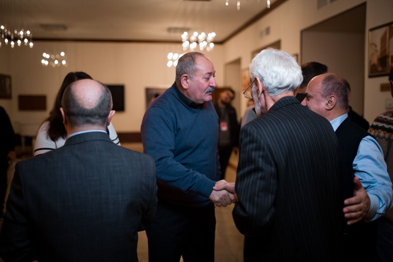 В Баку показали необычный чемодан … с бедами (ФОТО)