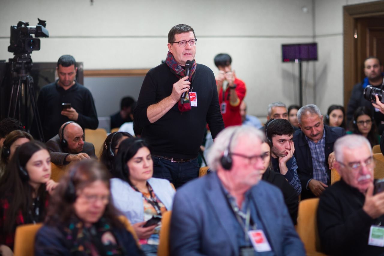 В Баку показали необычный чемодан … с бедами (ФОТО)