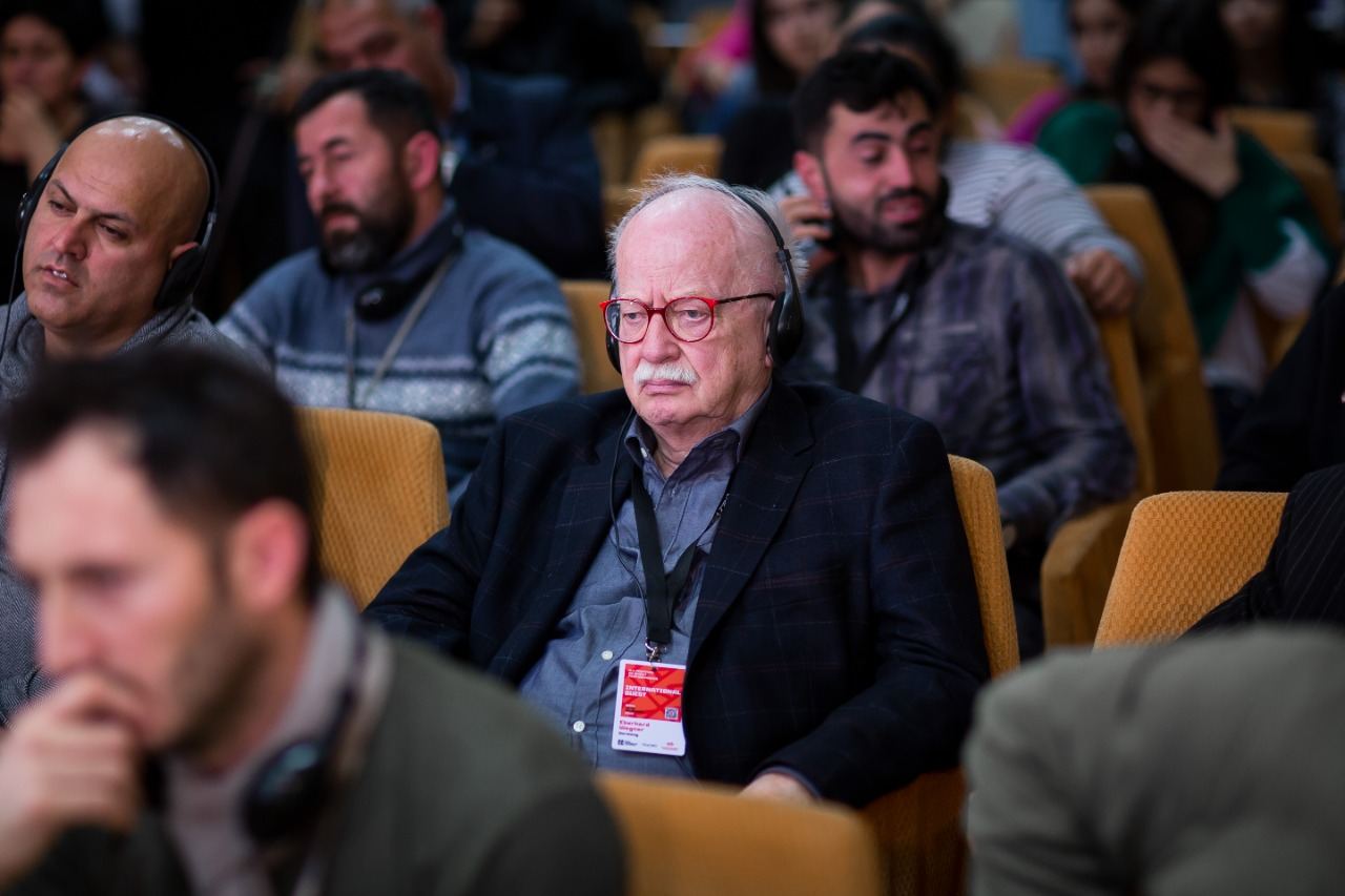 В Баку показали необычный чемодан … с бедами (ФОТО)