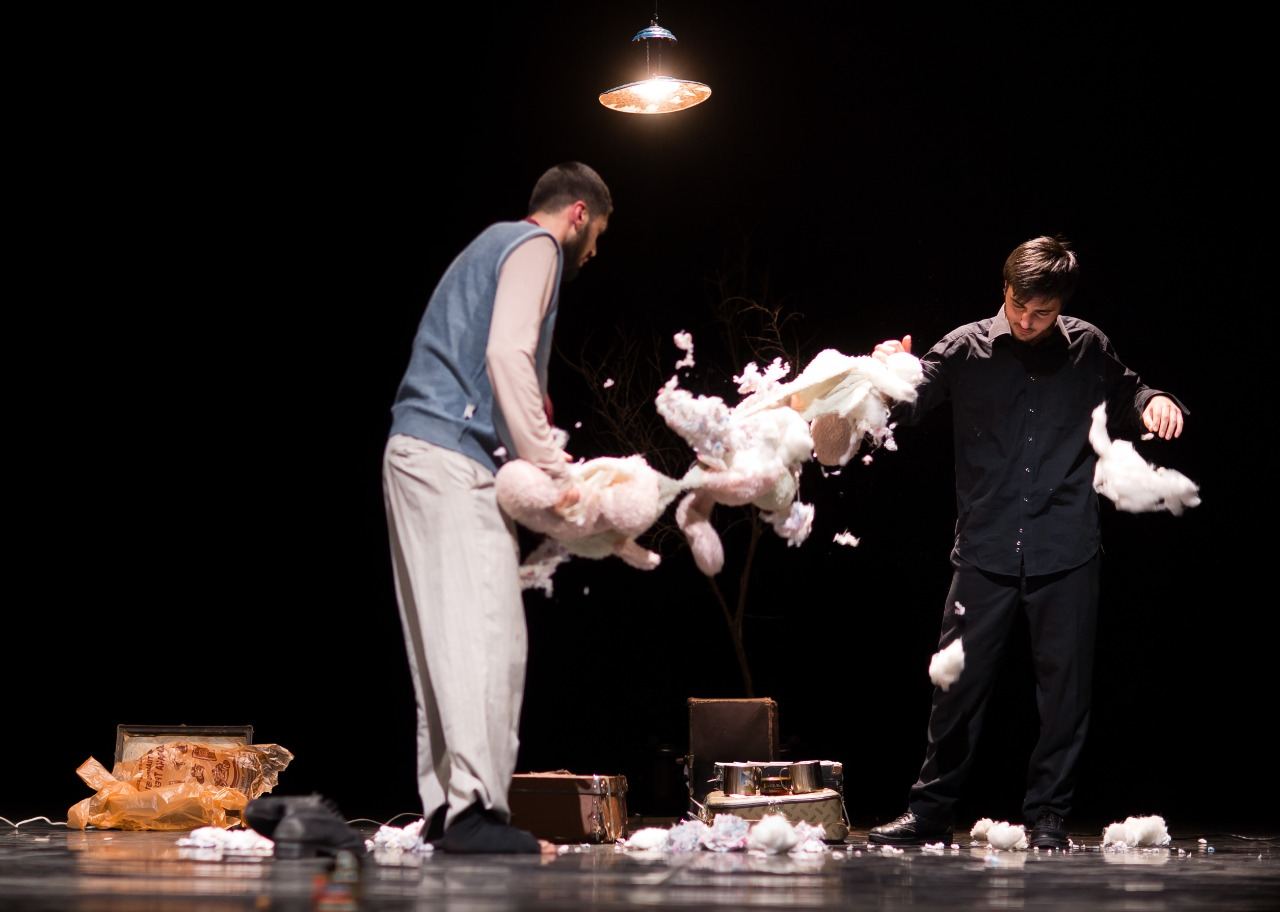 В Баку показали необычный чемодан … с бедами (ФОТО)