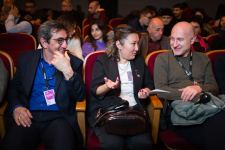 В Баку показали необычный чемодан … с бедами (ФОТО)