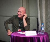 В Баку показали необычный чемодан … с бедами (ФОТО)