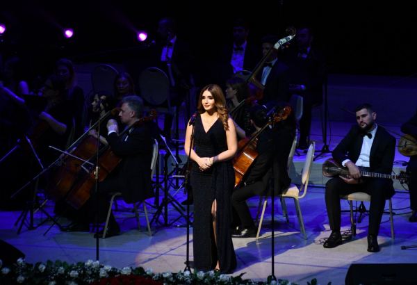 Внучка Шовкет Алекперовой – Шовкет исполняет "Шовкет". 100-летие легендарной певицы во Дворце Гейдара Алиева (ВИДЕО, ФОТО)