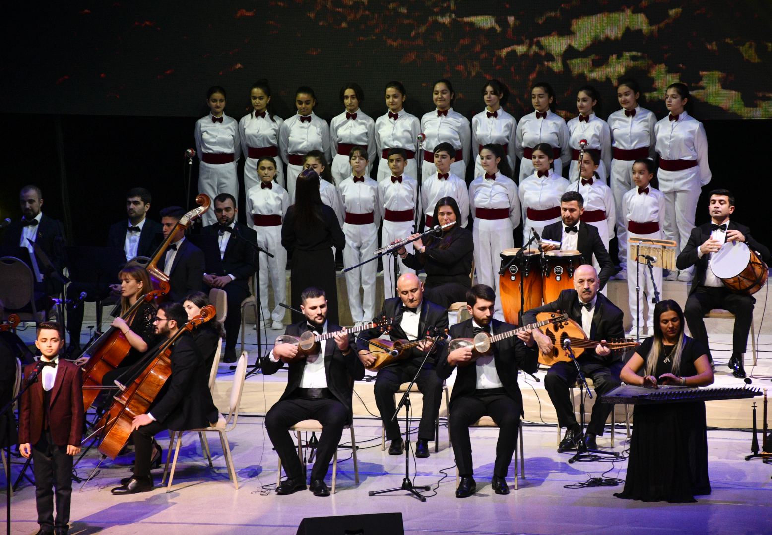 Внучка Шовкет Алекперовой – Шовкет исполняет "Шовкет". 100-летие легендарной певицы во Дворце Гейдара Алиева (ВИДЕО, ФОТО)