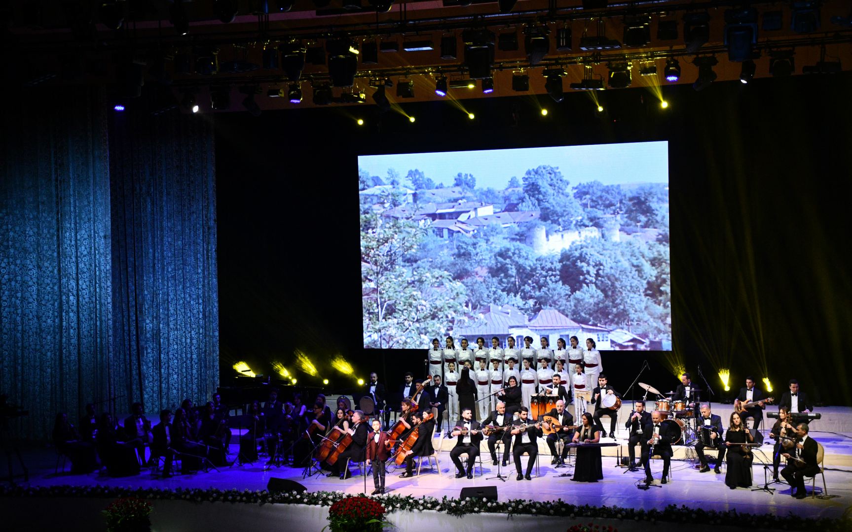 Внучка Шовкет Алекперовой – Шовкет исполняет "Шовкет". 100-летие легендарной певицы во Дворце Гейдара Алиева (ВИДЕО, ФОТО)