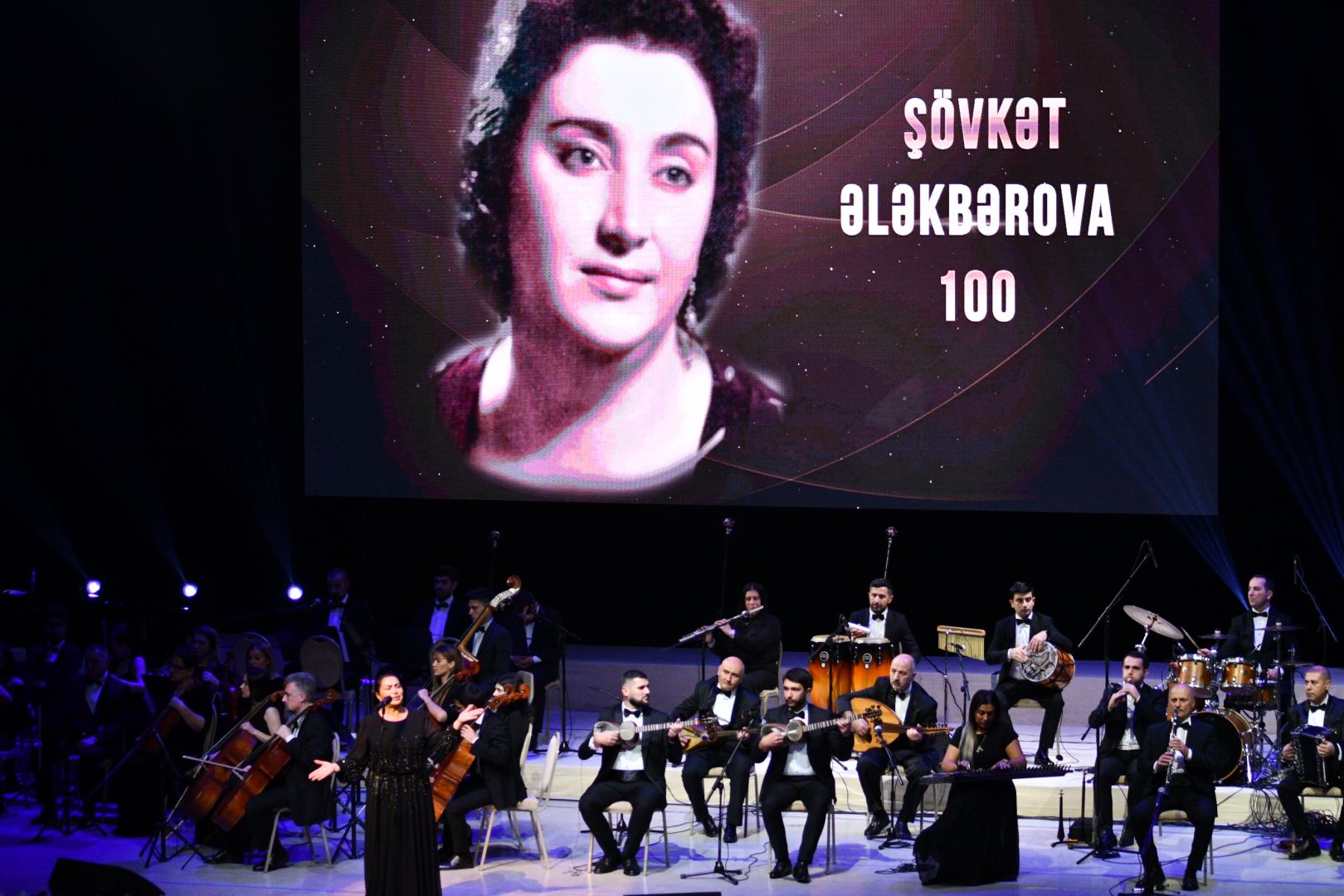 Внучка Шовкет Алекперовой – Шовкет исполняет "Шовкет". 100-летие легендарной певицы во Дворце Гейдара Алиева (ВИДЕО, ФОТО)