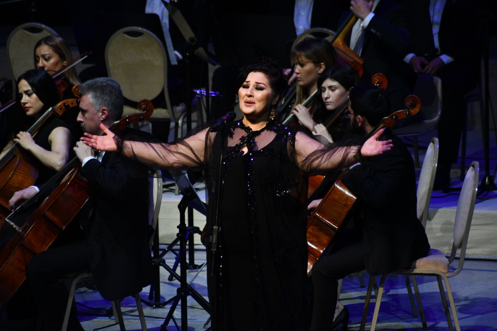 Внучка Шовкет Алекперовой – Шовкет исполняет "Шовкет". 100-летие легендарной певицы во Дворце Гейдара Алиева (ВИДЕО, ФОТО)