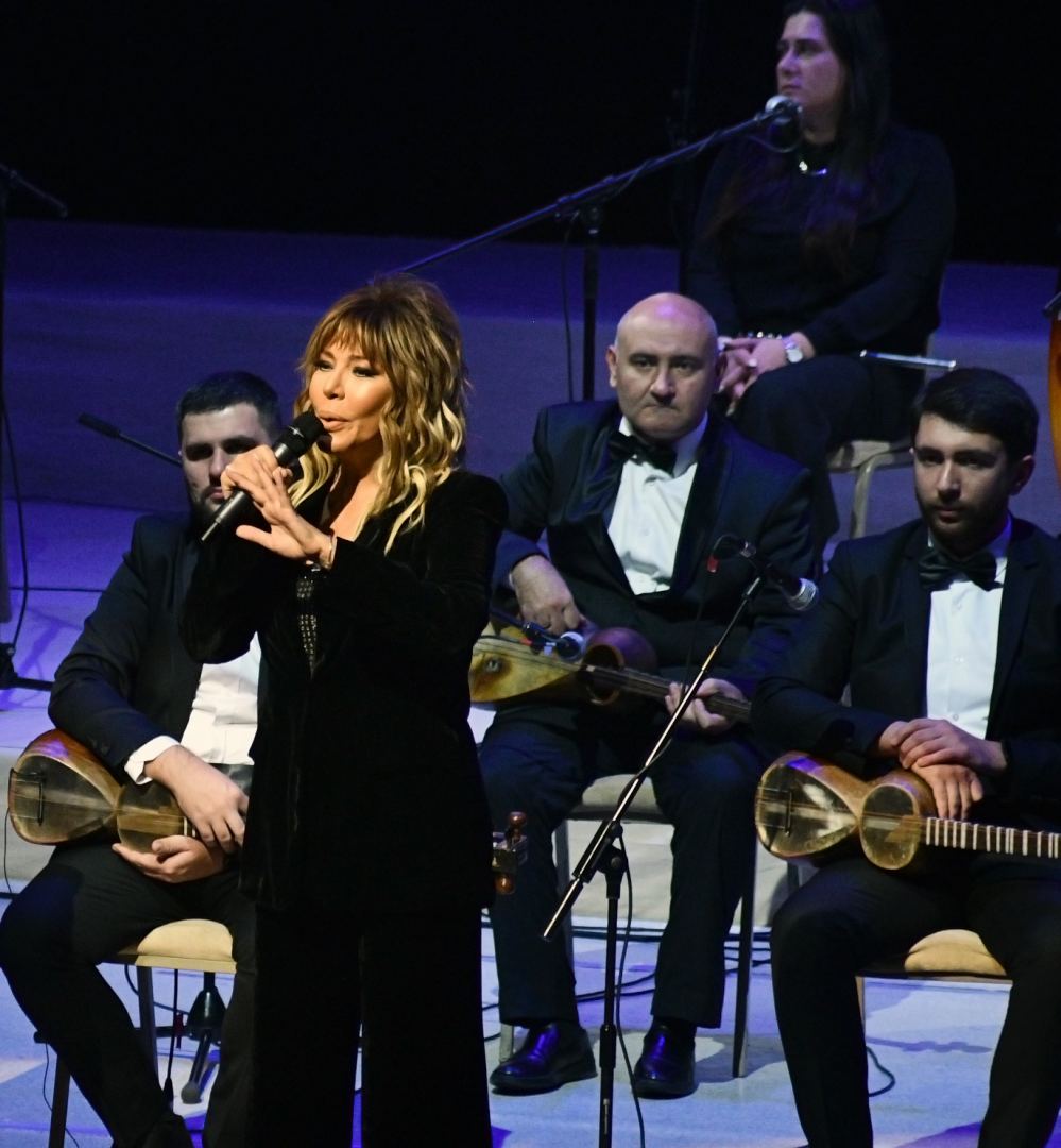 Внучка Шовкет Алекперовой – Шовкет исполняет "Шовкет". 100-летие легендарной певицы во Дворце Гейдара Алиева (ВИДЕО, ФОТО)