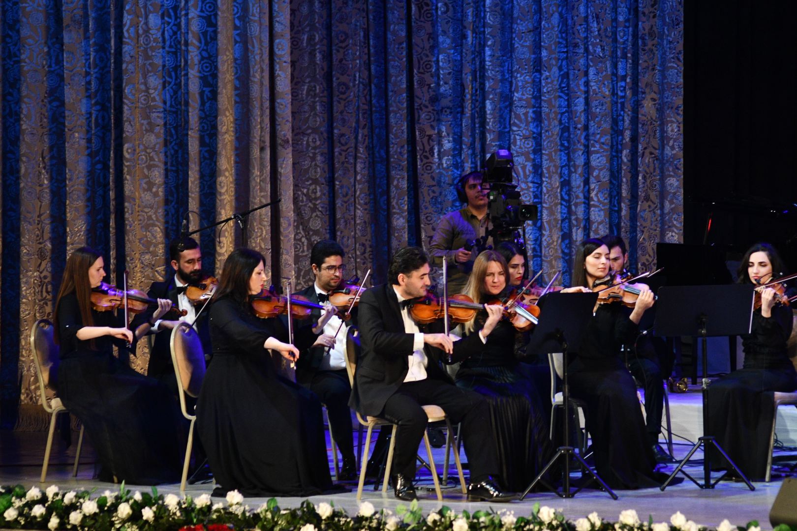 Внучка Шовкет Алекперовой – Шовкет исполняет "Шовкет". 100-летие легендарной певицы во Дворце Гейдара Алиева (ВИДЕО, ФОТО)