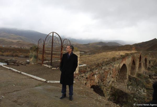 Национальный активист из Южного Азербайджана посетил Худаферинский мост (ФОТО)