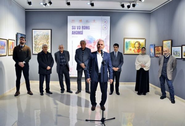 Гармония воды и цвета – выставка в Баку (ФОТО)