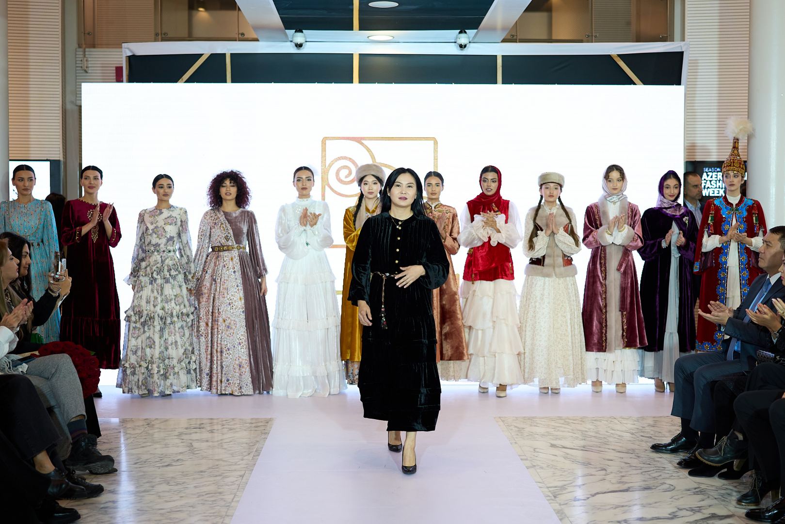 Azerbaijan Fashion Week 2022 – от одеяний кочевников и элегантных хиджабов до волшебной птицы Хумо (ФОТО)