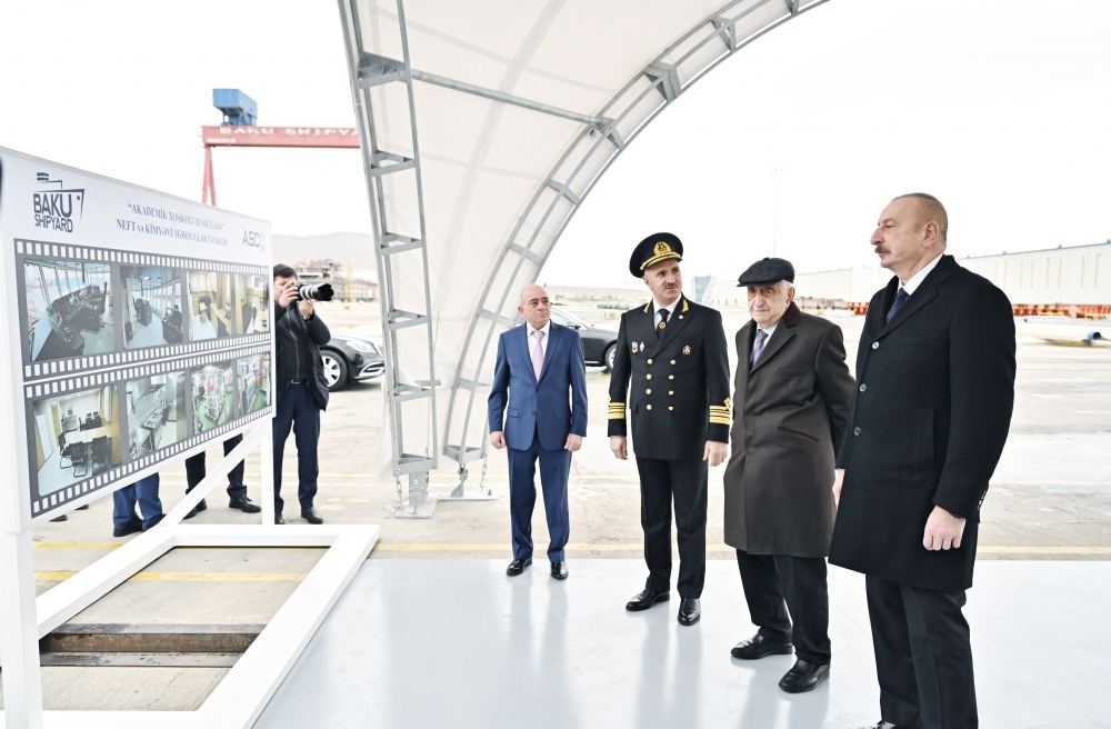 Президент Ильхам Алиев принял участие в церемонии сдачи в эксплуатацию танкера "Академик Хошбахт Юсифзаде" (ФОТО)