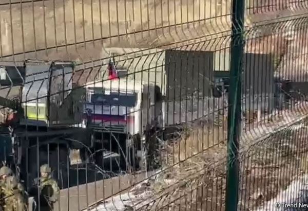 Российские миротворцы устанавливают на территории, где проходит акция протеста, общежития модульного типа (ВИДЕО)