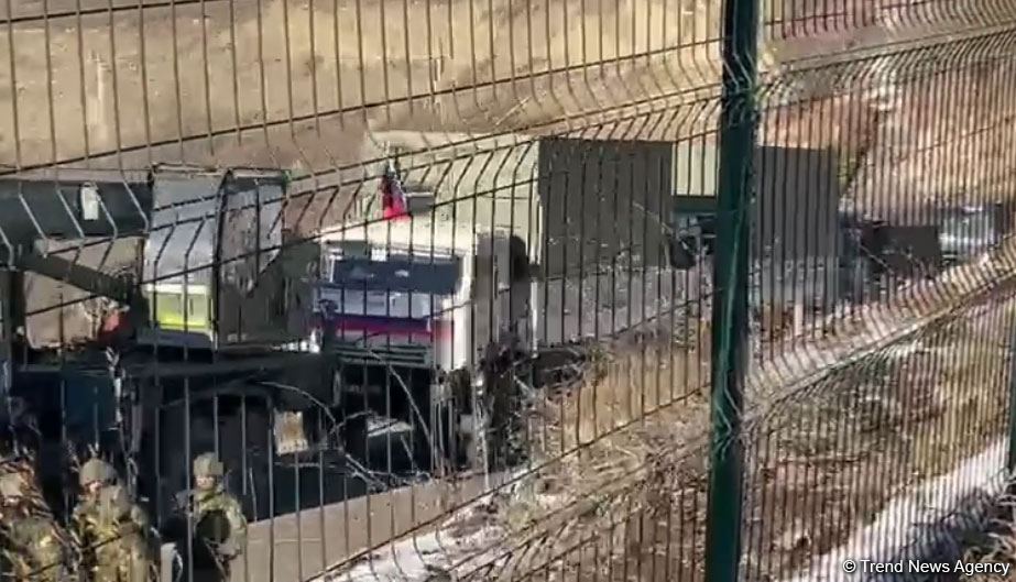 Российские миротворцы устанавливают на территории, где проходит акция протеста, общежития модульного типа (ВИДЕО)