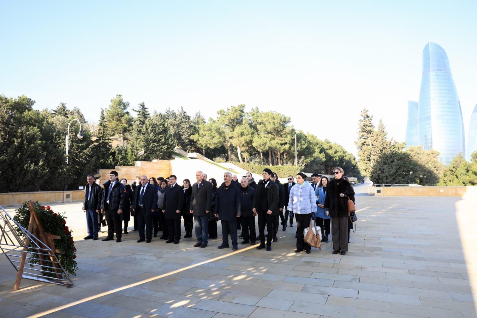 По случаю 50-летия Дворца Гейдара Алиева коллектив культурного учреждения почтил память великого лидера Гейдара Алиева (ФОТО)