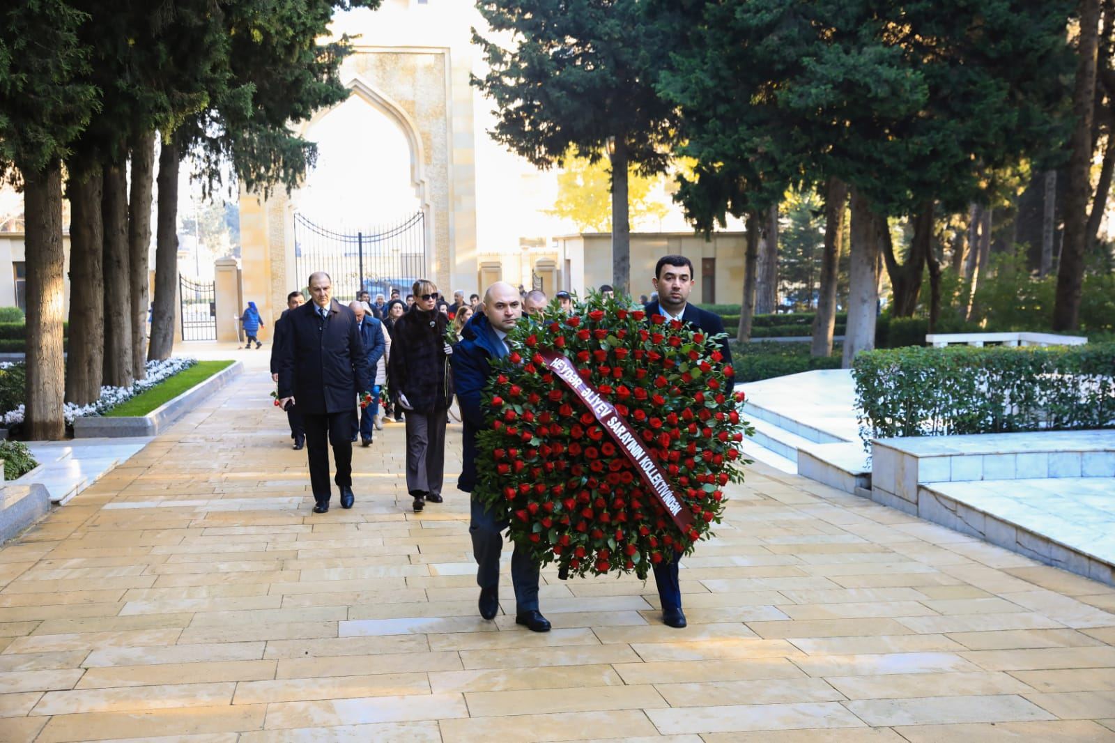 По случаю 50-летия Дворца Гейдара Алиева коллектив культурного учреждения почтил память великого лидера Гейдара Алиева (ФОТО)