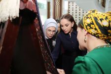 Первый вице-президент Мехрибан Алиева ознакомилась с выставками произведений изобразительного и декоративного искусства в городе Туркменбаши (ФОТО/ВИДЕО)