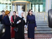 Первый вице-президент Мехрибан Алиева ознакомилась с выставками произведений изобразительного и декоративного искусства в городе Туркменбаши (ФОТО/ВИДЕО)