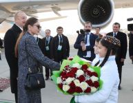 Президент Ильхам Алиев и Первая леди Мехрибан Алиева прибыли с визитом в Туркменистан (ФОТО/ВИДЕО)