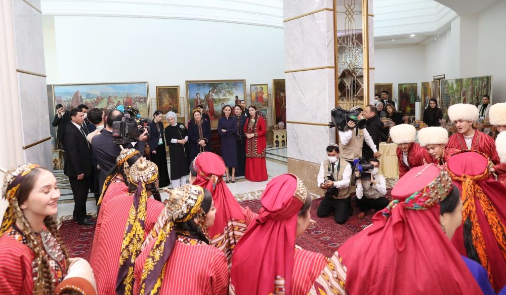 Первый вице-президент Мехрибан Алиева ознакомилась с выставками произведений изобразительного и декоративного искусства в городе Туркменбаши (ФОТО/ВИДЕО)