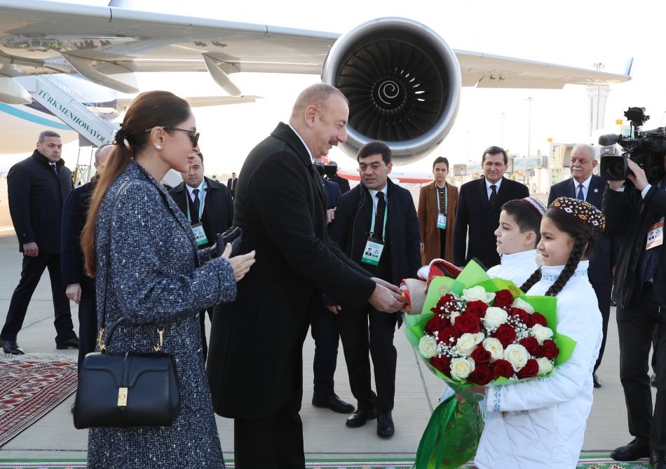 Президент Ильхам Алиев и Первая леди Мехрибан Алиева прибыли с визитом в Туркменистан (ФОТО/ВИДЕО)