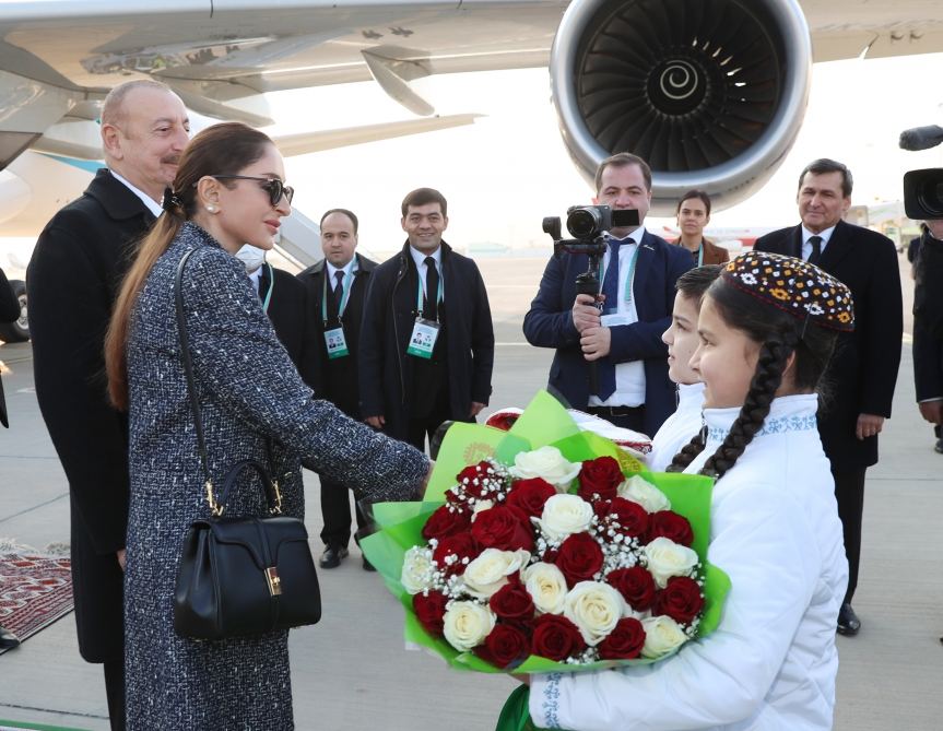 Президент Ильхам Алиев и Первая леди Мехрибан Алиева прибыли с визитом в Туркменистан (ФОТО/ВИДЕО)