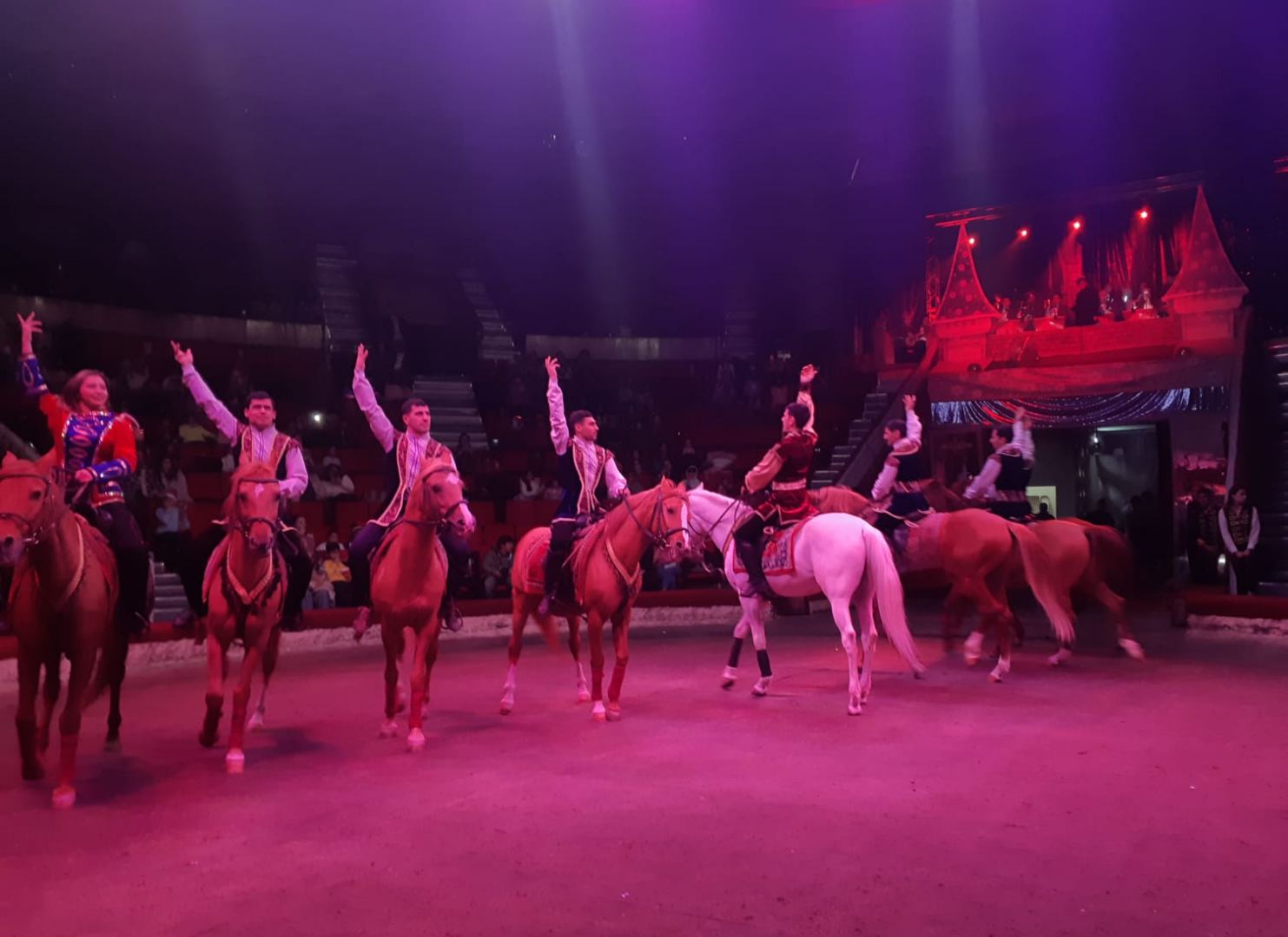 "Королевство зеркал" - время чудес в Бакинском цирке (ФОТО/ВИДЕО)