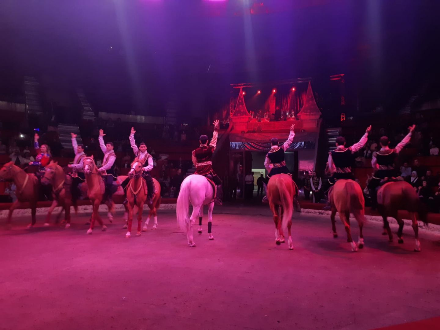 "Королевство зеркал" - время чудес в Бакинском цирке (ФОТО/ВИДЕО)