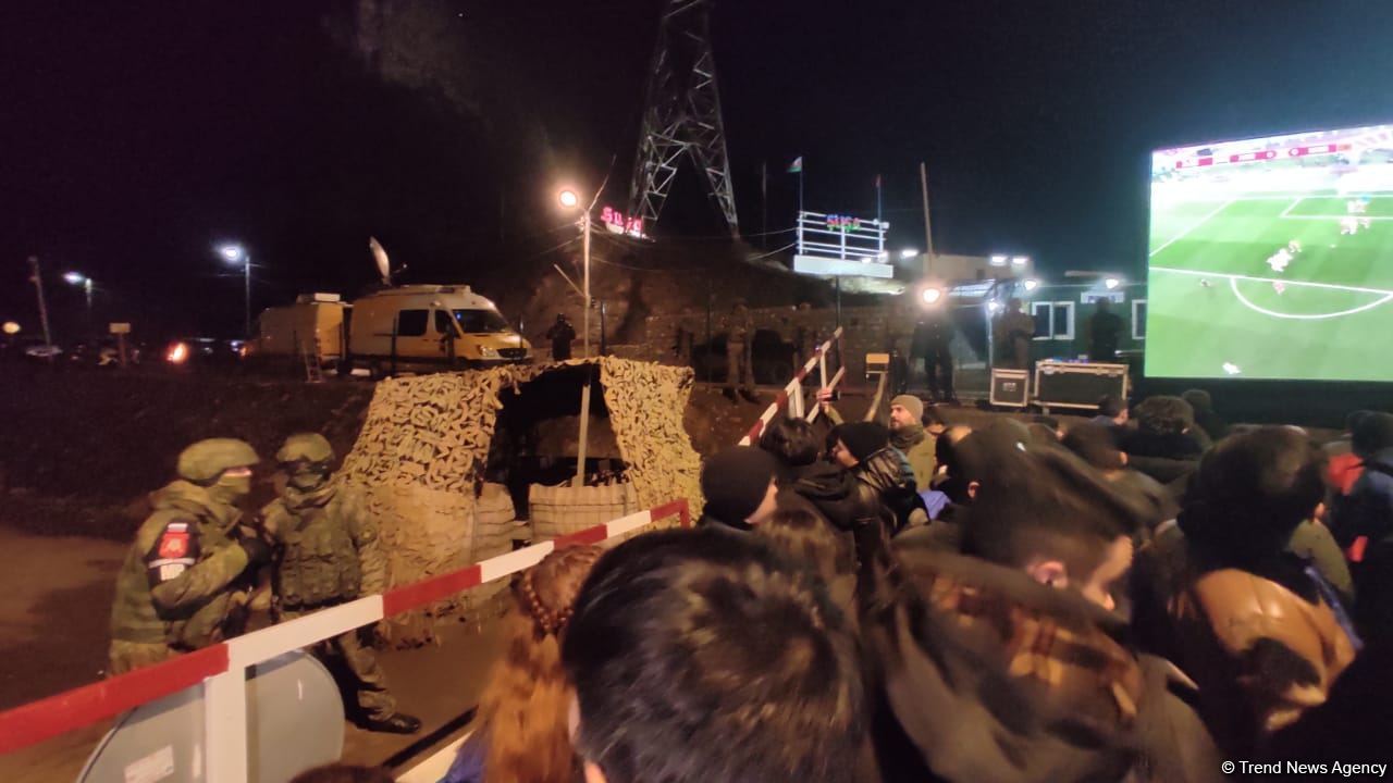 Участники акции протеста и миротворцы вместе посмотрели футбольный матч Хорватия-Марокко (ФОТО/ВИДЕО)