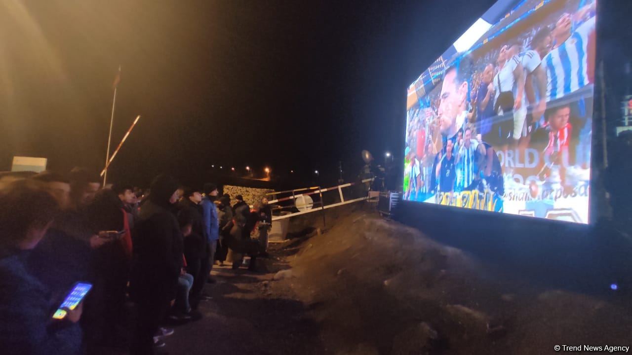 Участники акции протеста и миротворцы вместе посмотрели футбольный матч Аргентина-Франция  (ФОТО/ВИДЕО)