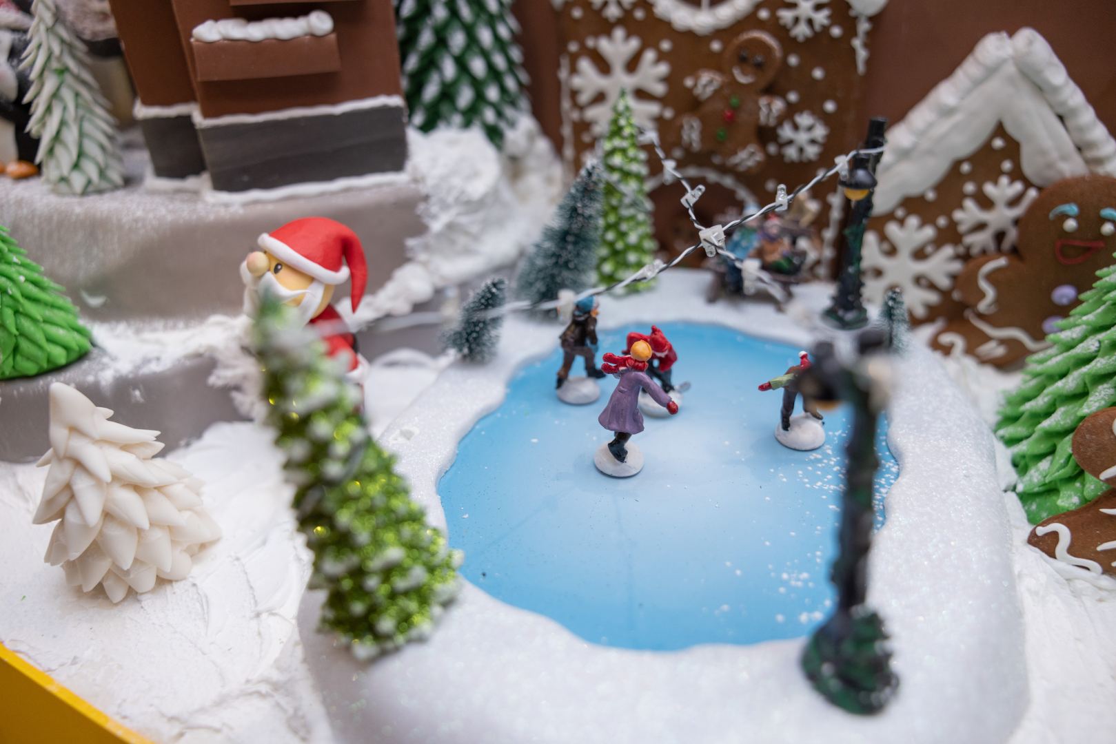 Состоялось официальное открытие NARGIS CITY -  инсталляция c более 100 кг пряничного теста (ВИДЕО, ФОТО)