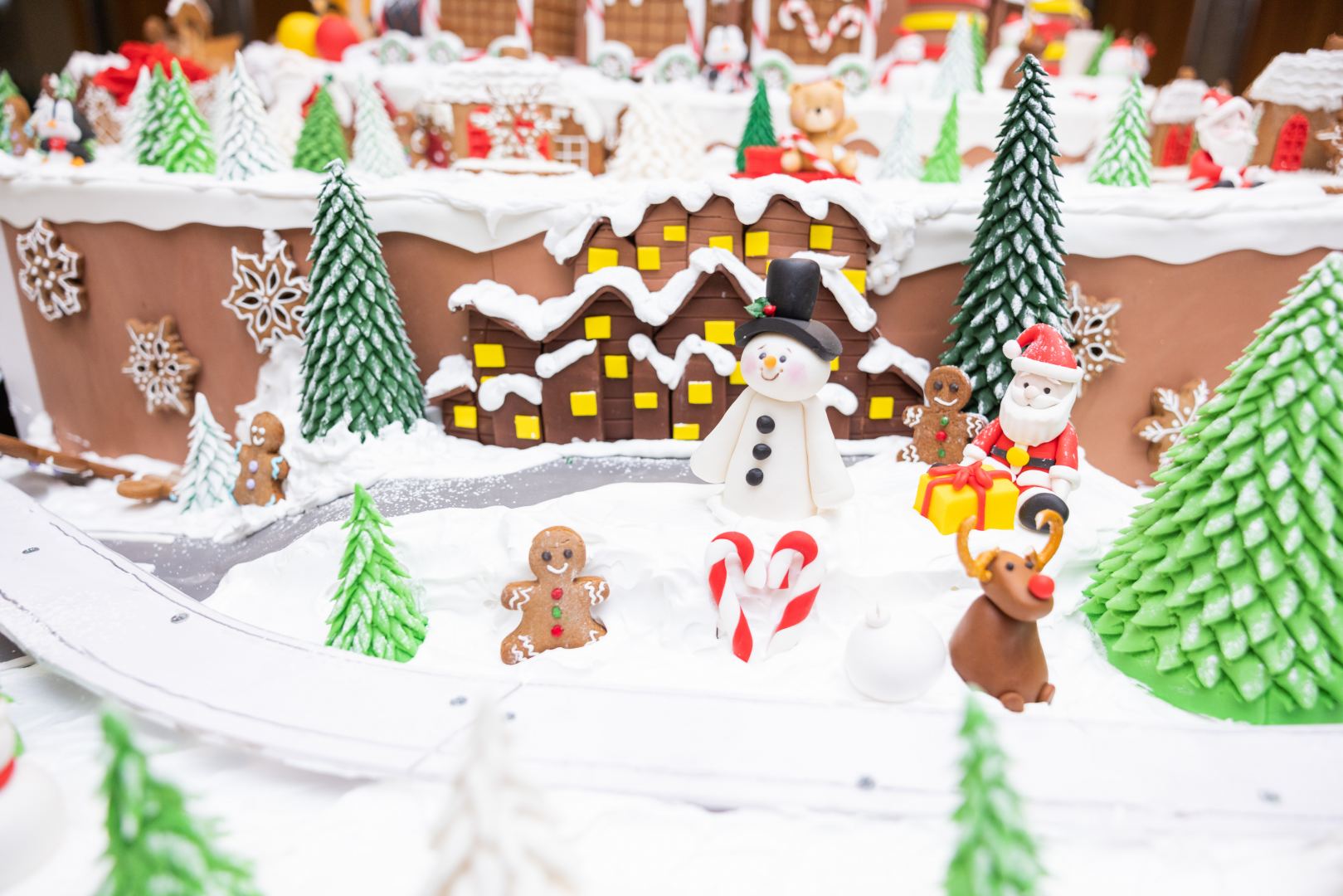 Состоялось официальное открытие NARGIS CITY -  инсталляция c более 100 кг пряничного теста (ВИДЕО, ФОТО)