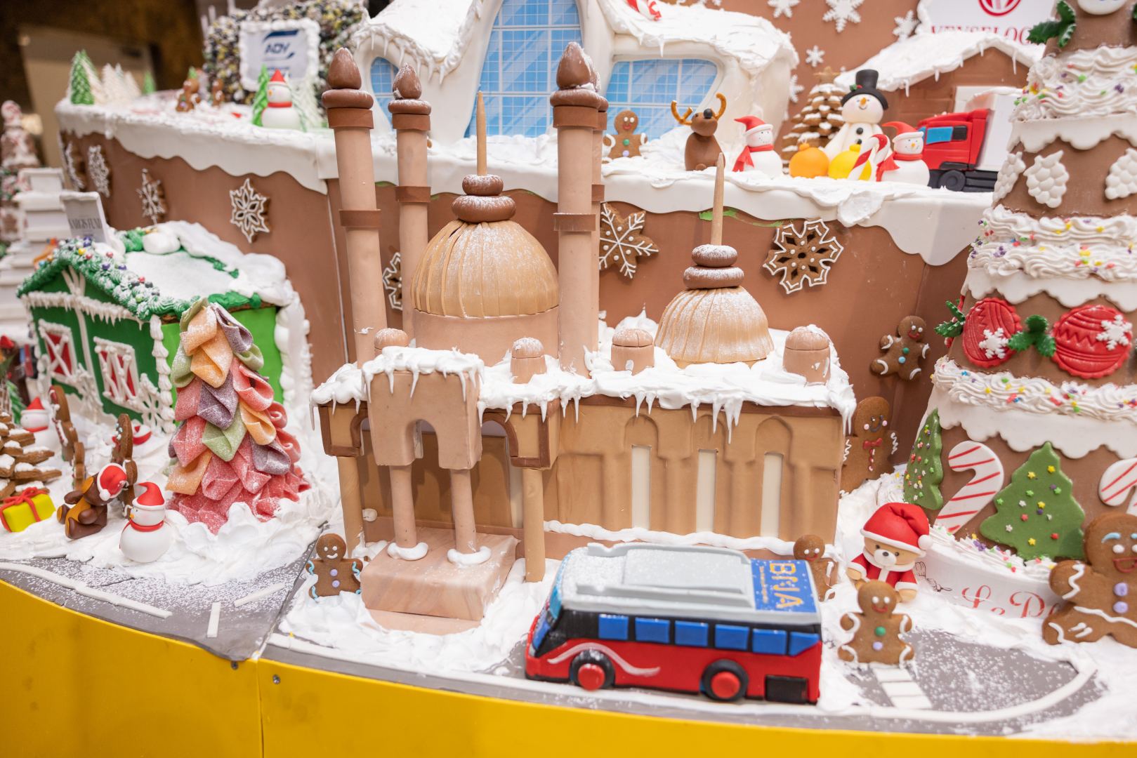 Состоялось официальное открытие NARGIS CITY -  инсталляция c более 100 кг пряничного теста (ВИДЕО, ФОТО)