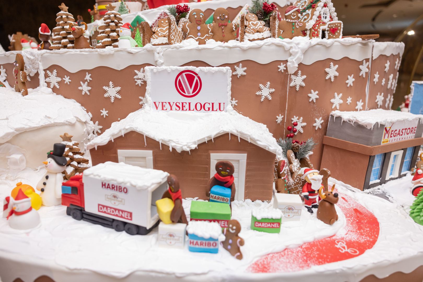 Состоялось официальное открытие NARGIS CITY -  инсталляция c более 100 кг пряничного теста (ВИДЕО, ФОТО)