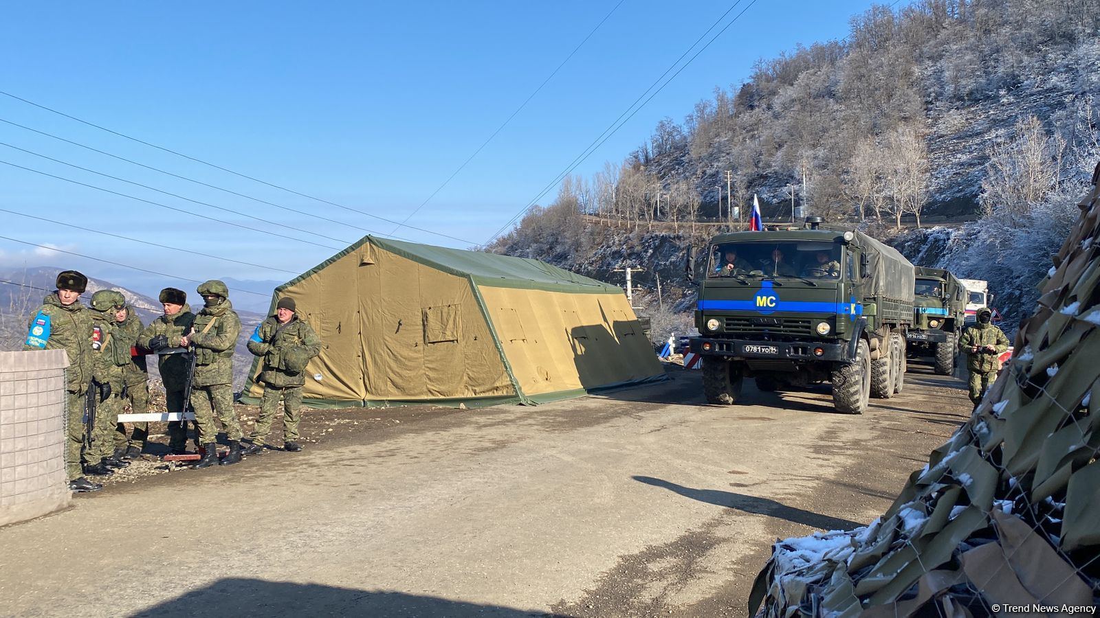 По Лачинской дороге беспрепятственно проехали 5 машин снабжения российских миротворцев (ФОТО)