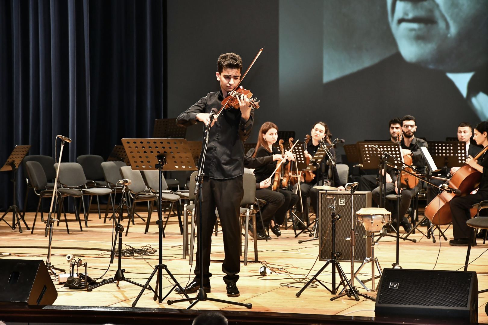 Известные артисты выступили с концертом в честь 100-летия Ахмеда Бакиханова (ФОТО)