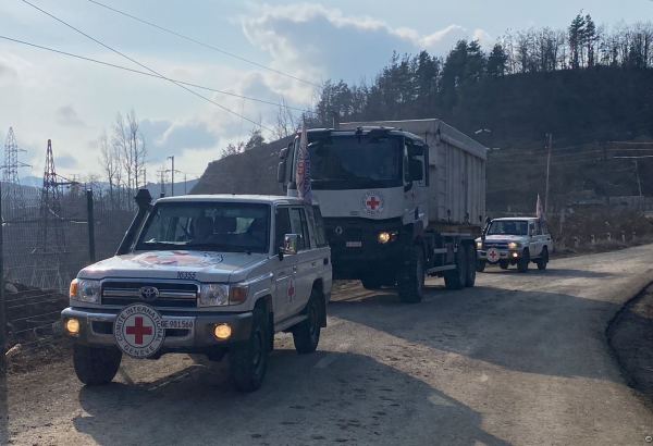 По Лачинской дороге в очередной раз беспрепятственно проехали машины МККК (ФОТО/ВИДЕО)