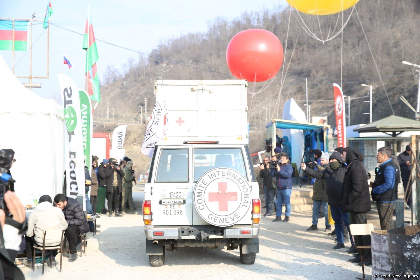 По Лачинской дороге в очередной раз беспрепятственно проехали машины МККК (ФОТО/ВИДЕО)