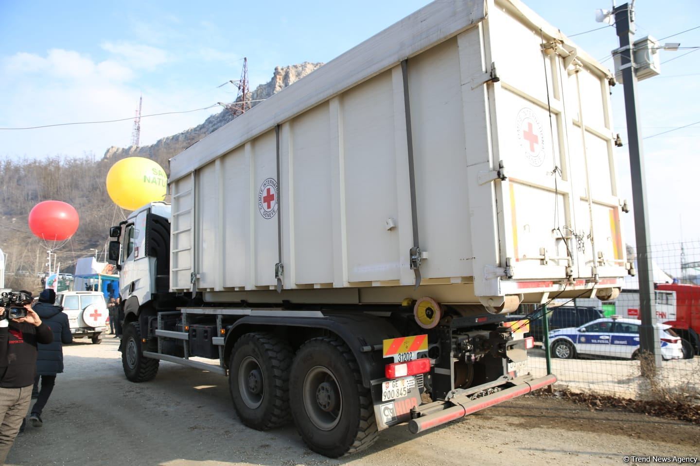 По Лачинской дороге в очередной раз беспрепятственно проехали машины МККК (ФОТО/ВИДЕО)