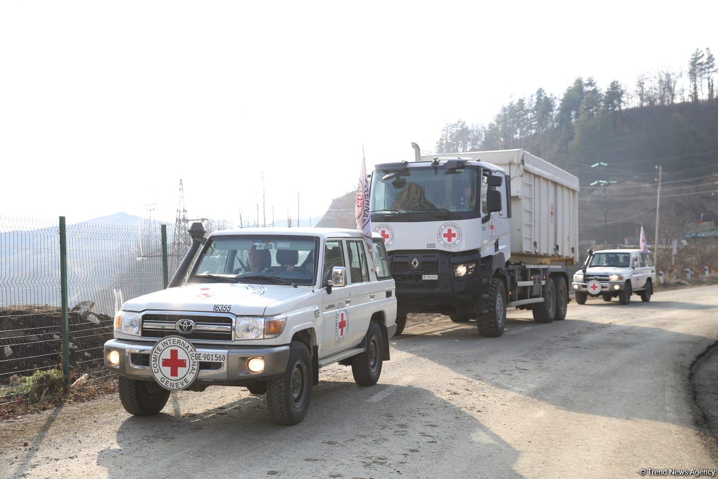 По Лачинской дороге в очередной раз беспрепятственно проехали машины МККК (ФОТО/ВИДЕО)