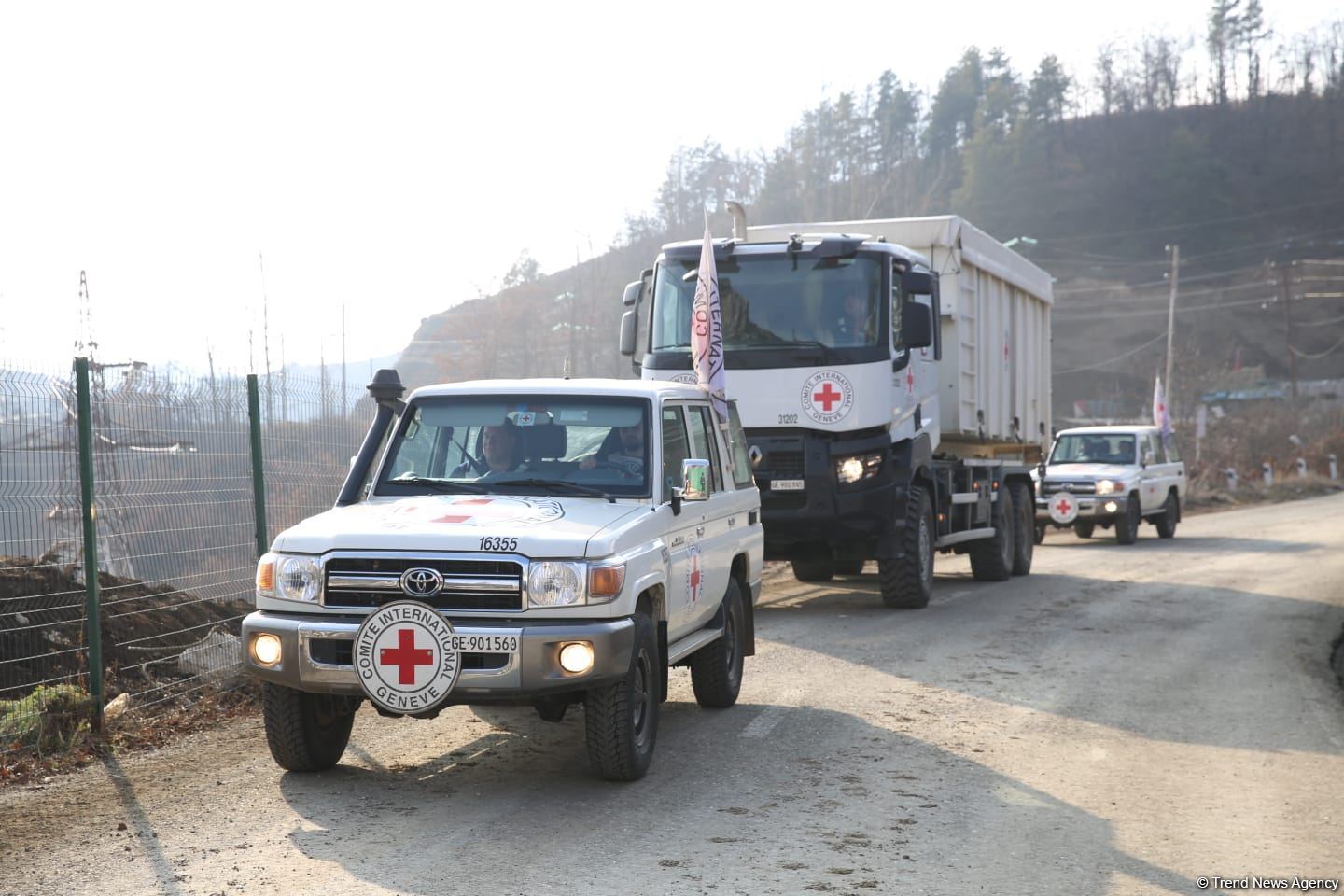 По Лачинской дороге в очередной раз беспрепятственно проехали машины МККК (ФОТО/ВИДЕО)