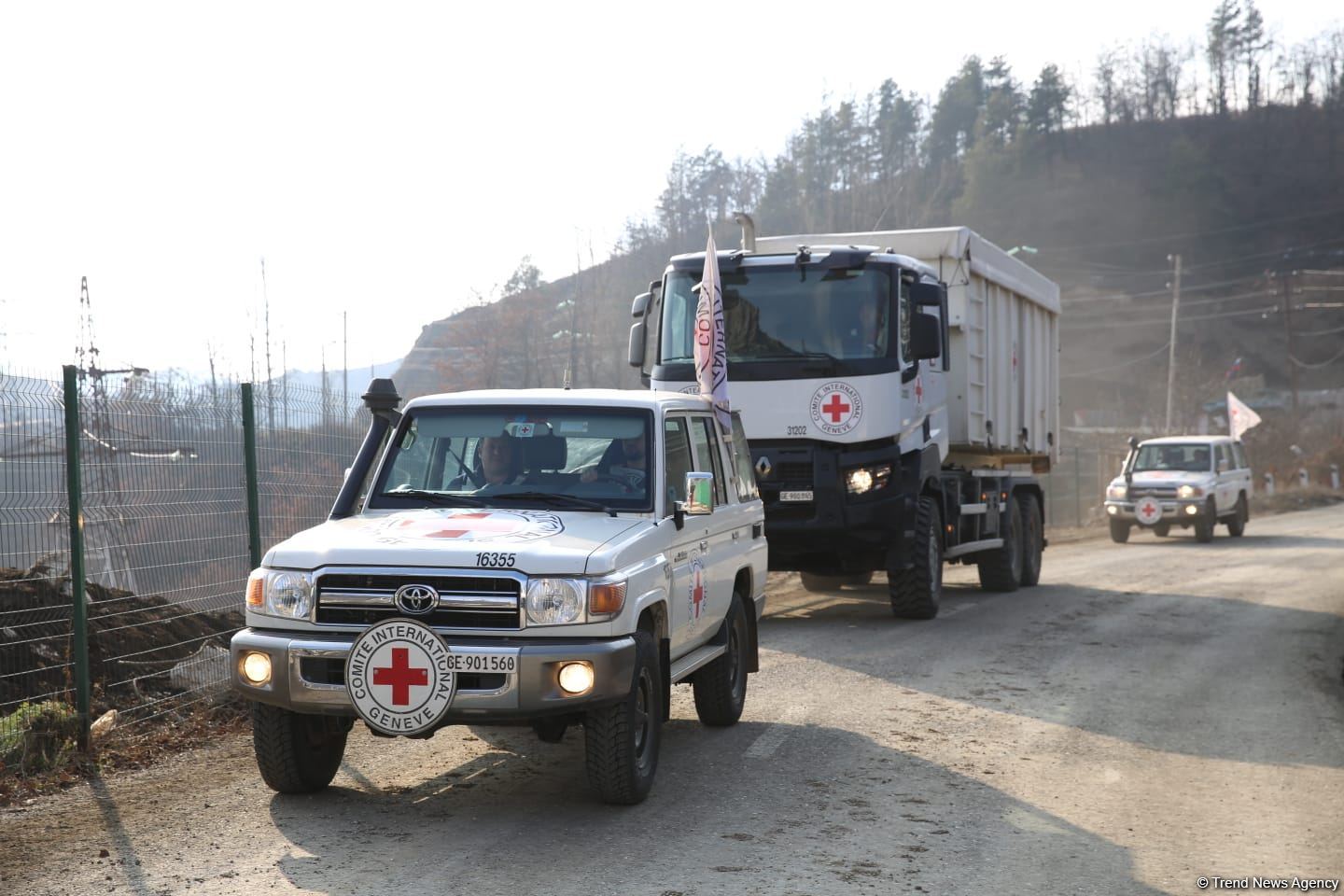 По Лачинской дороге в очередной раз беспрепятственно проехали машины МККК (ФОТО/ВИДЕО)