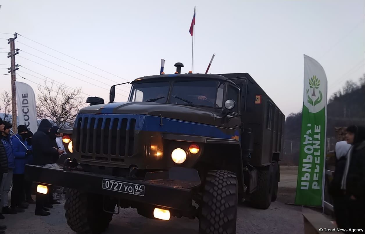 По Лачинской дороге в очередной раз проехали два транспортных средства российских миротворцев