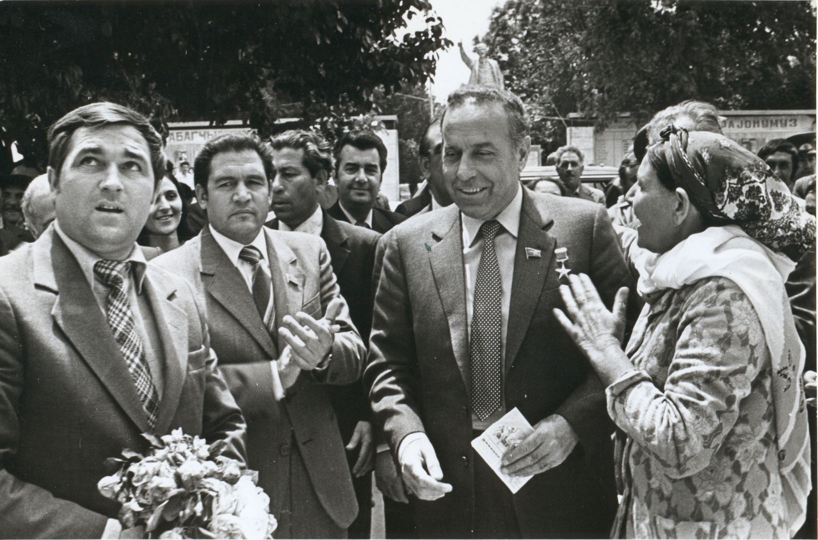 «Армяне чуть не на руках несли машину Гейдара Алиева в Шушу» - воспоминания Александра Иванова - из уникального архива Эльмиры Ахундовой (ФОТО)