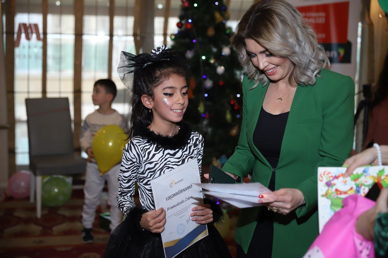В Баку прошёл новогодний праздник для детей с ограниченными возможностями (ФОТО)