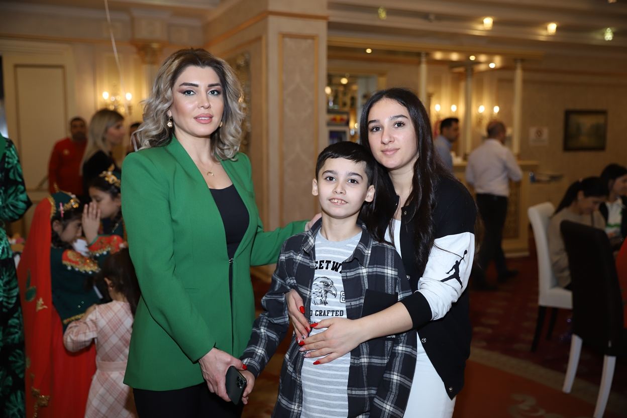 В Баку прошёл новогодний праздник для детей с ограниченными возможностями (ФОТО)