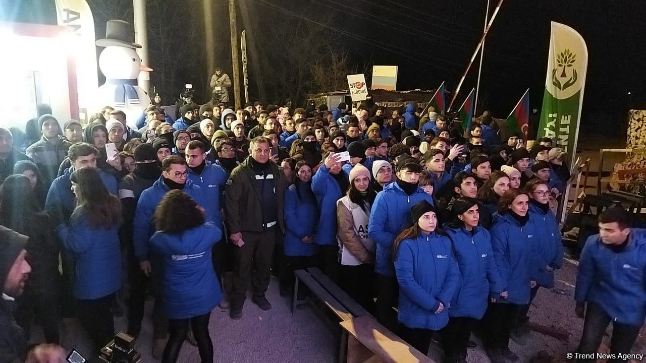 Участники акции на Лачинской дороге посмотрели обращение Президента Ильхама Алиева к азербайджанскому народу (ФОТО)