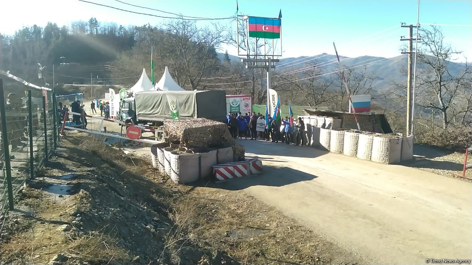 По Лачинской дороге беспрепятственно проехала очередная машина снабжения миротворцев (ФОТО/ВИДЕО)