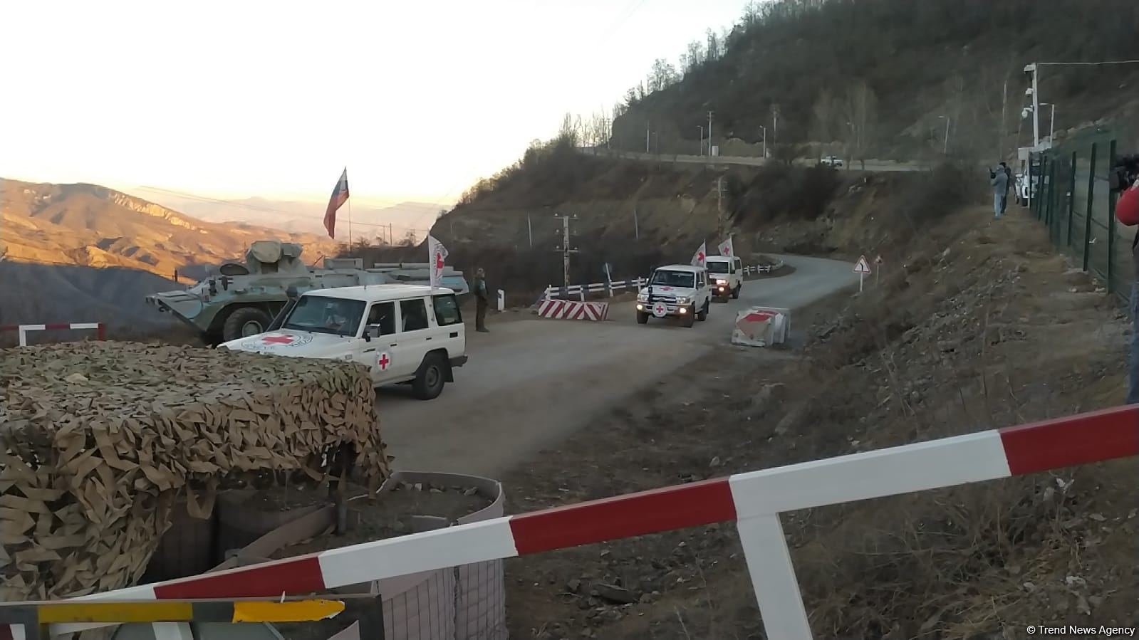 По Лачинской дороге в очередной раз беспрепятственно проехали машины МККК (ФОТО/ВИДЕО)